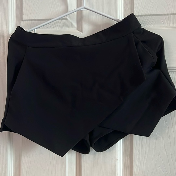 Black shorts with pleats from Ardene - Picture 1 of 4